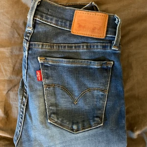 Blåa Levis jeans  - Levis jeans i ljus blåa, säljer för att dom är för små i längden, tråd har släppt nere vid foten skicka för bild. Modellen är 710 super skinny 24. Pris kan diskuteras och tar bara emot swish🌸