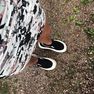 Kjol från Gina - Kjol från Gina Tricot, den är väldigt stretchig så passar många storlekar. Vill man ha den kortare så kan den va som en minikjol och om man vill ha den längre ner går det att dra ner den till knäna nästan. Varsamt använd. Skriv vid intresse💜