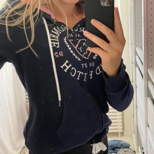 Huvtröja från abercrombie and Fitch - OBS SMUTSIG SPEGEL! Superskön marinblå rosa & vit huvtröja från abercrombie and fitch 