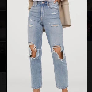 Loose Straight High Jeans strl 36 - Säljer ett par eftertraktade jeans från HM som för tillfället är slutsålda. Byxorna har aldrig använts utan endast testats och har lappen kvar. Bud från 450kr + 50kr frakt