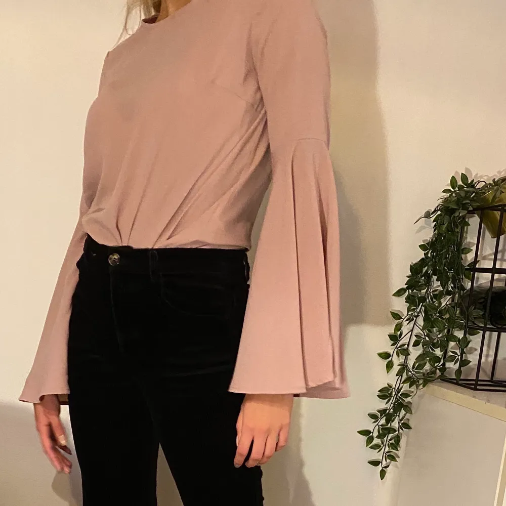 Blus från Hannalicious kollektion med NA-KD i storlek 36. Använd max 5 gånger och i bra skick. Färgen skulle jag beskriva som en dusty pink. Priset är alltid diskuterbart. Jag kan mötas upp i Stockholm innanför tullarna men om du vill ha plagget skickat så står du för frakten. 💗. Puserot.