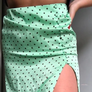 Grön kjol storlek M - Grön kjol från Zara. Kostade 300kr från början. Storlek M. Knappt använd då den är för stor i midjan för mig. Köparen står för frakt