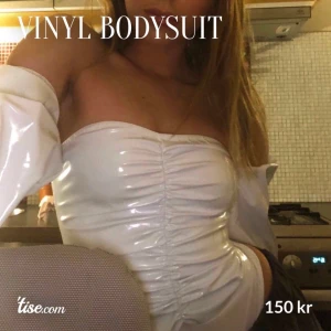 Vinyl ruched bodysuit  - Vinyl Ruched bodysuit från Missguided i storlek XS.