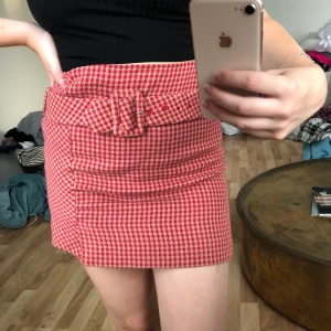 Kjol från mango - Super skönt material, lite kort