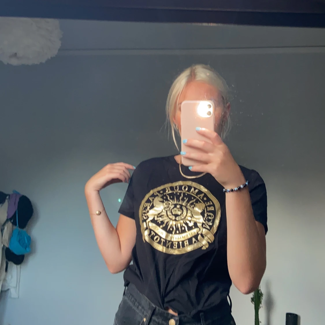 Tshirt med guldtryck storlek small  - 90