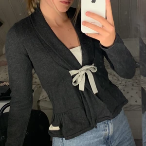 ODD MOLLY kofta - En mörkgrå Odd molly kofta, säljer då den ej kommer till användning🤗 inte säker på storleken men passar nog xs/S