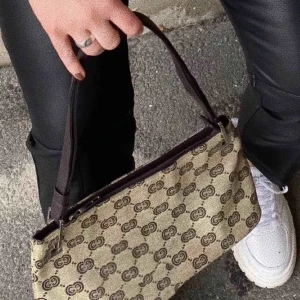 Liten axelväska  - Trendig och gullig axelväska som jag köpt här på plick, säljer pga att jag har några liknade väskor och den kommer inte längre till någon användning. Skicket är som nytt✨