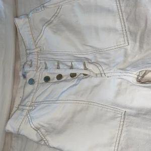 Högmidjade jeans - Säljer dessa superfina jeans som tyvärr blivit för små för mig:( jättebra skick från zara i storlek 32 vilket motsvarar S typ🤩 Köparen står för frakten 