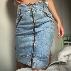 Vintage jeanskjol - Supercool jeanskjol med dragkedja hela vägen. Går att använda till mycket och hela året om💫🦋
