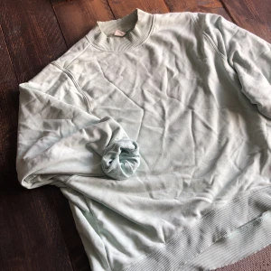 Mintgrön sweatshirt  - Cool sweatshirt med liten krage från Monki. Använt skick (något nopprig, se detaljbild). Skickas mot frakt eller möts i Stockholm.