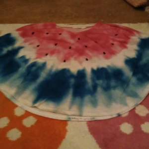 En vattenmelon tröja superfin - hej om man vill köpa en har man inte har Swish och för jag har inte det heller så kan man och man bor i nära Tyresö så kan man komma till Tyresö om maten vi till centrum någon gång eller någonting där någonstans ring Olle så så kan man köpa den en av mig och ge mig kontanter Jag har inte Swish det var bara det jag ville säga