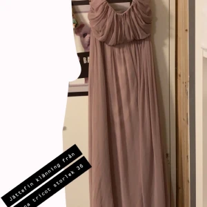 Fin klänning - Jätte fin klänning från Gina tricot storlek 36  använd Max 5 gånger 