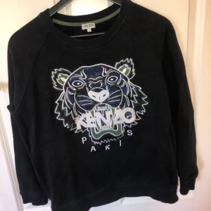 Kenzo tröja Dam, Storlek M/L - Äkta kenzo tröja, köpt på NK i Stockholm år 2018 för 2500kr. Den är i storlek L men liten i storleken så passar även bra på M, möjligtvis S också om man gillar lite pösigare plagg. 