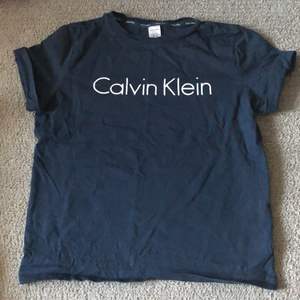 Calvin Klein t-shirt i fint använt skick.Köparen står för fraktkostnaden!