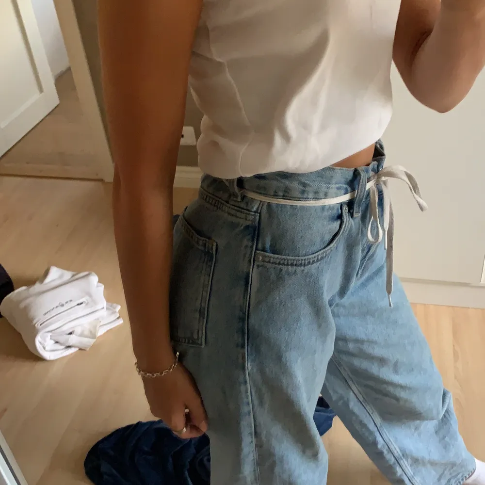Blåa Weekday jeans i modellen RAIL! . Jeans & Byxor.