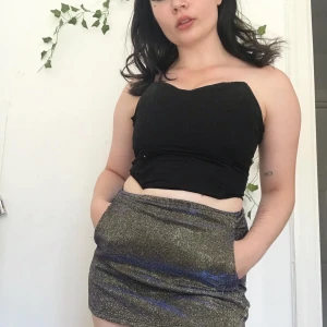 Glittrig mini kjol - Färgskiftande grön/lila kort glitter kjol från märket Pins and Needles köpt på Urban Outfitters. Endast använd en gång. Storlek XS. 100kr utan frakt Möts i Sthlm eller fraktar