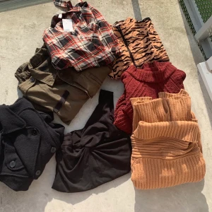 Klädpaket - Klädpaket säljes! Allt är svinbra skick, säljes billigt pga garderobrensning. Det mesta är i strl: S. 1st festlige, 2st blusar, 2st jackor (en kappa/en militärjacka) 2st turtlenecks.  