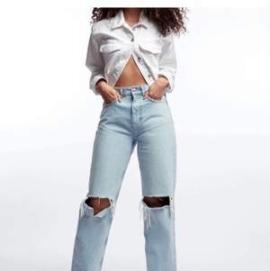 Säljer dessa populära jeans från Gina tricot i stl 40! De är så snygga och sitter så fint men kommer inte till användning. Sjukt snygga om man ha de hängandes lite på höften. Möts upp i stockholm!🌸🌸 högsta bud: 550 inklusive frakt