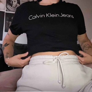  - Svart t-shirt från Calvin Klein! Enkel t-shirt med vit text som är praktisk och fin. Säljer på grund av att jag aldrig använder den längre. Storlek S men passar XS-M beroende på önskad passform.   !! Frakt ingår ej !!