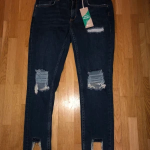 Jeans från gina tricot - Helt nya jeans från gina tricot. Prislappen sitter kvar.  Nypris är 499kr.   Köparen betalar frakt!!!!