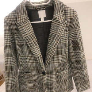 Kappor från H&M - Säljer super fin kappa från H&M. Använd några gånger men skicket är fortfarande som ny. Storlek: 36, passar även 34. Säljer pga dem inte kommer till användning. 