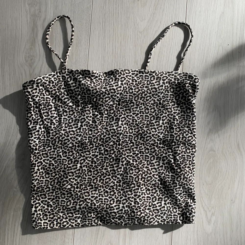 Säljer detta linne från Gina i leopard mönster. Aldrig använt. Storlek S. Pris 30kr + frakt. . Toppar.