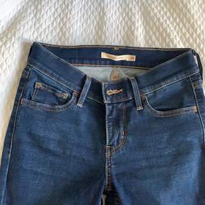 Blåa jeans från Levis. 710 super skinny i storlek 24.