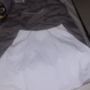 Vit tyg kjol  -  Vit tyg kjol Utsvängd där nere  Storlek s  Ordpris 200kr  Mitt pris 150kr inkl frakt 