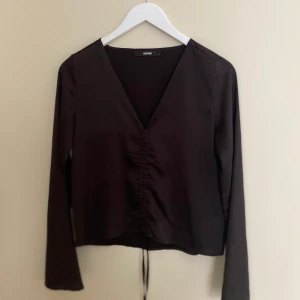 Knyttopp från bikbok  - Silkeslen top från bikbok 