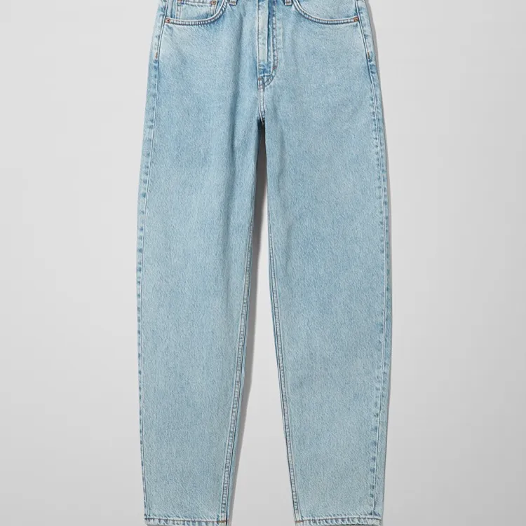 Säljer mina weekday jeans i modellen lash extra high. De är köpta i maj men köpte fel storlek:( frakt tillkommer. Jeans & Byxor.
