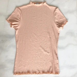 NA-KD Topp - Tshirt från NA-KD. Använd 1 gång. Frakten är inräknad i priset!