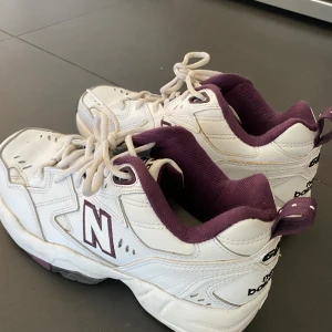 New Balance skor - Säljer mina New Balance skor då jag har ett par likadana fast i annan färg som jag använder mer. De är vita & lila. Endast använda 1-3 gånger så de är i väldigt bra skick. Köpta för 800 kr. Delar på frakten, pris kan diskuteras :) 💜