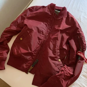 Alpha industries jacka  - Alpha industries jacka använd några gånger, i super fint skick i storlek s. Super snygg i färgen vinröd! 
