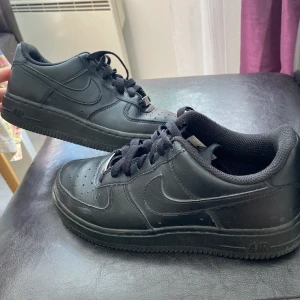 nike air force 1  - Svarta air force 1, strl 37,5 söker ny ägare. Säljer då de legat i garderoben ett bra tag. Lite smutsiga på sidorna men ändå i ett bra skick. Skicka bud på dm 