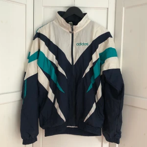 Adidas vintage träningsjacka - Vintage adidas träningsjacka, strl M. Budgivning startar vid 200kr i kommentarerna, frakt tillkommer och betalas av köparen! 