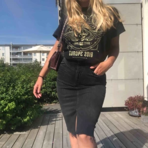  - Endast använd för bilden och när jag provade plagget, köpte den i tron om att den skulle passa mig men icke, den passar 36 eller mindre. Skitball dock, med najs slits där fram och fickor där bak