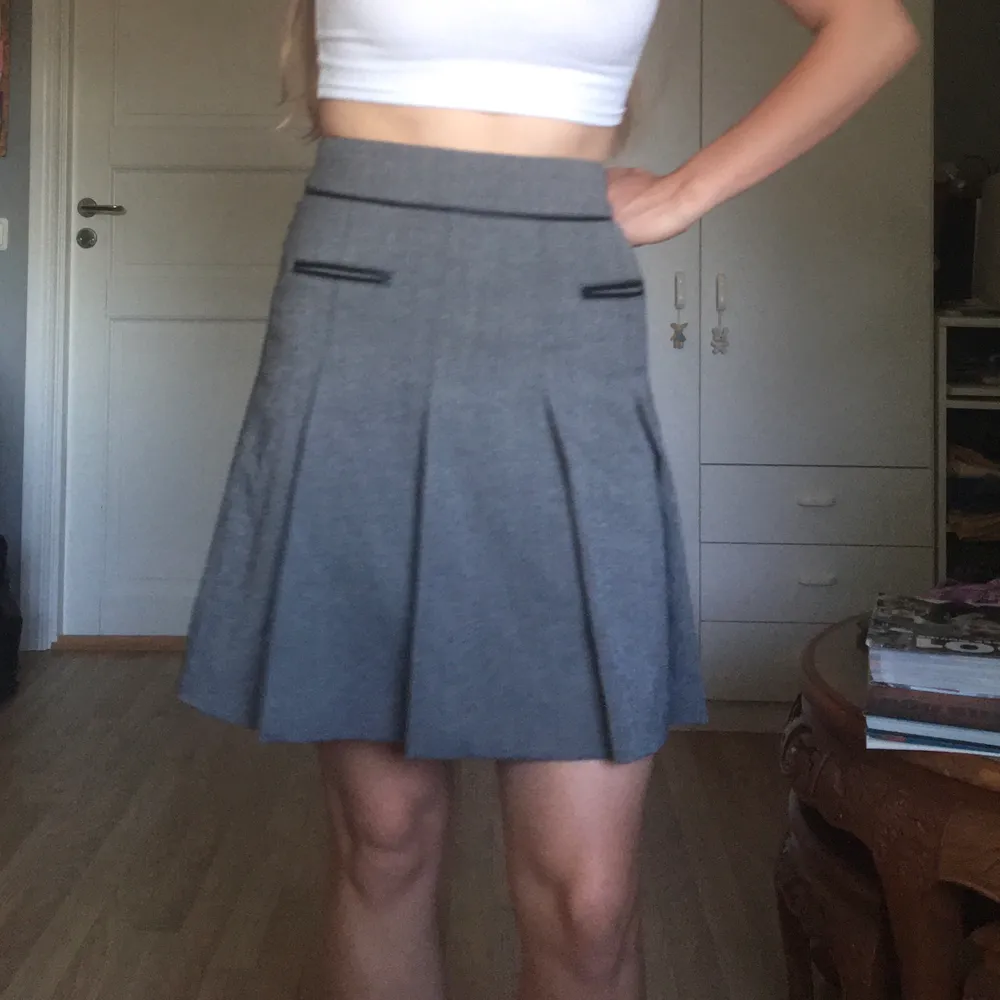 En jättefin plisserad kjol från det svenska märket Stockh LM. Kjolen är i storlek 34 men passar mig som har 36. På andra bilden är kjolen egentligen bakochfram men jag tycker att den är snyggare då 😅. Kjolar.