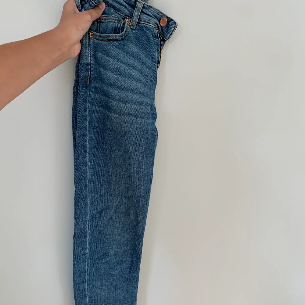 Gina tricot Molly original, blåa jeans i tjockare material för bättre hållbarhet. Som på bilden är de lite mörkare blå men har lite ljusare strukturer i sig. I använt skick men ett mycket fint sådant. Säljer för 150 kr + frakt !! 💕 . Jeans & Byxor.