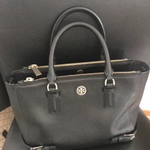 Tory Burch - Fin liten väska från Tory Burch tillbehör axelbandsväska. Hel och fin inga skador på väskan