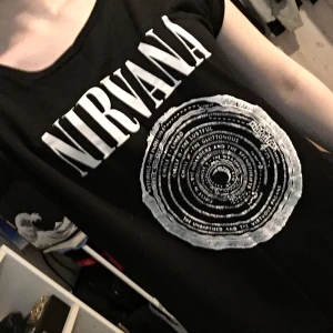 Nirvana band t-shirt - Knappt använd, är storlek S i jättebra skick! Säljes först till kvarn eller högsta bud ❣️ Frakt tillkommer ❣️