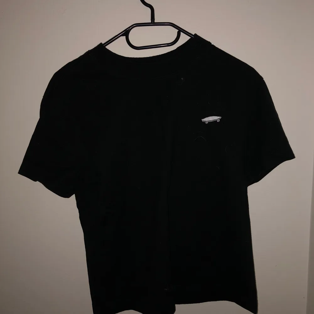 En svart Vans t-shirt, lite tjockare tyg än vanligt. 100+frakt . T-shirts.