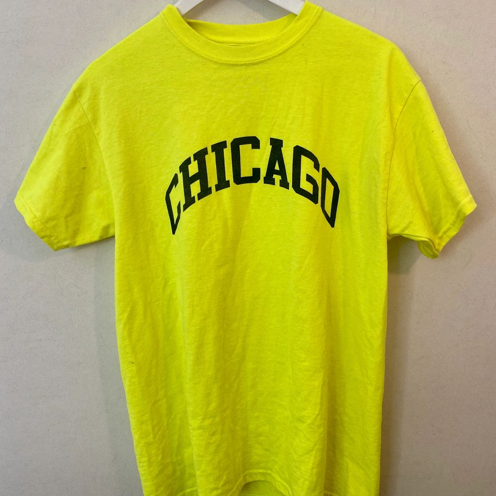 Neongul oversized t-shirt med ”Chicago” text. Köpt ifrån prettylittlethings. Funkar jättebra att ha både instoppad eller som den är. Är i storlek S men skulle säga att den passar både större och mindre beroende på hur man vill att den ska sitta. Säljes för 35kr + frakt 🚚 . T-shirts.