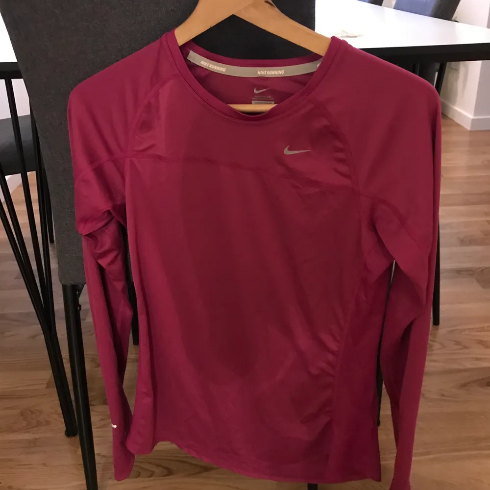 Nike träningströja säljs storlek M. Hoodies.