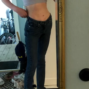 Lowrise jeans - Lowrise Filippa k i mellanblå färg raka ben sitter supersnygga säljer för att jag har för många jeans nypris ca 1000kr. Storlek 29/34 brukar ha 34 lr W25 i högmidjade så lite små i storleken men de är långa, lägger sig över skorna fint❤️ buda påå 