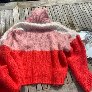 Färgad stickad chicuelle  - En skit snygg stickad tröja från chicuelle! Storlek one Size. 