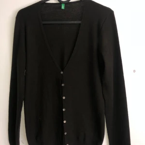 Tunn kofta - Köpt på second hand, var lite för liten för mig. Lång fit, men kan cropas och bli kortare.