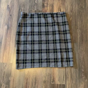 Rutig kjol från Gina tricot strl M - Rutig kjol från Gina tricot strl M. Har aldrig används. Jag kan mötas upp i Stockholm och tar emot både swish och kontanter. Vill bara bli av med allt! Pruta gärna! Kan säkert fixa bra paketpris! 