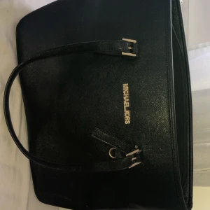 En riktig Michael kors!! - Så snygg väska ifrån Michael kors, helt nyskick använt cirka 5 gånger, säljer pågrundav garderobsrensning 🌸🌸