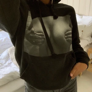 Hoodie - Dundercool hoodie jag köpte förra året från ett UF-företag som stöttade bröstcancerfonden! Gör lite ont i hjärtat att sälja denna, men hoppas någon annan cooling kan få mer användning av den! 😎 På sista bilden ser man att bilden är smått sprucken!