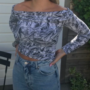 Monki off Shoulder topp stl xs - Använd 2 gånger. Grå/svart/vit långärmad off Shoulder. Minns ej nypris, buda i kommentarerna 💞